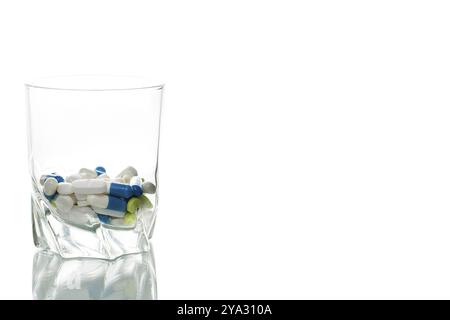 Viele bunte Tabletten in einem Glas, isoliert Stockfoto