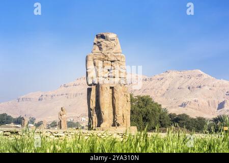 Tempel Der Hatchepsut. Die Gräber der Adligen, die sich an den Klippen des Westjordanlands befinden, waren einst die Gouverneure der Insel Elephantine. Ägypten Stockfoto