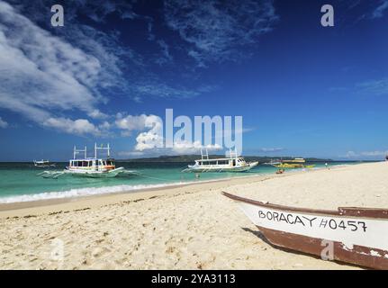 Traditionelle philippinische asiatische Fähre Taxi Tour Boote am Puka Strand im tropischen boracay philippinen Stockfoto