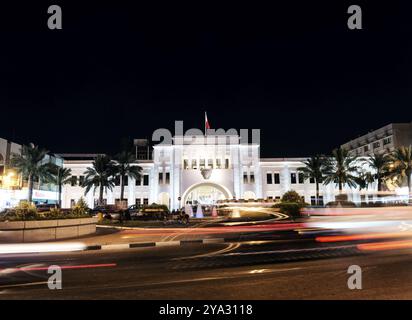 Berühmtes Wahrzeichen des bab al bahrain Square in der Altstadt von manama bei Nacht Stockfoto