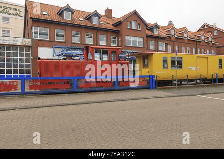 Kleine Eisenbahnlokomotive am Bahnhof auf der Insel Borkum Stockfoto