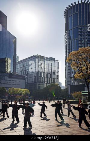 Tai-Chi-Übung für Gruppen im Zentrum von shanghai china Stockfoto