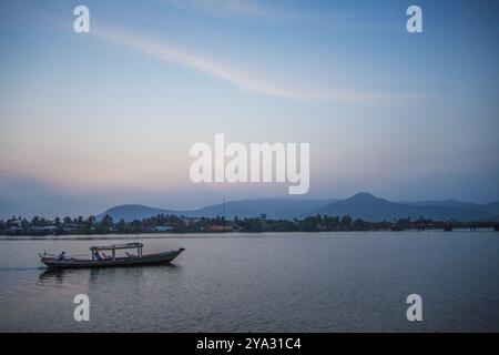 Boot bei Sonnenuntergang im kampot Flussufer kambodscha Stockfoto