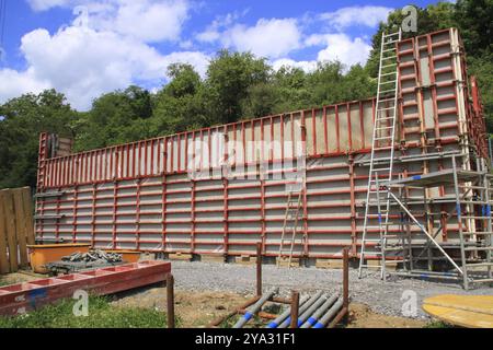 Die Wand eines Lagers ist für die Betonierung vorbereitet Stockfoto