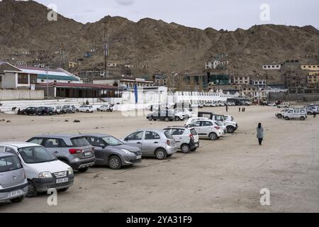 Leh, Indien, 02. April 2023: Das Pologelände, das als Parkplatz genutzt wird, im historischen Stadtzentrum Asiens Stockfoto