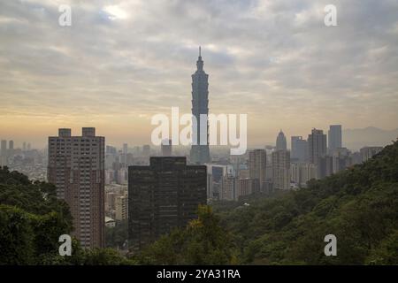 Taipeh, Taiwan, 5. Januar 2015: Die Skyline von Taipeh bei Sonnenuntergang vom Elephant Hill aus gesehen Stockfoto