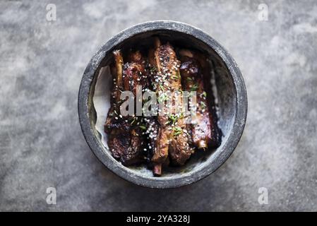 Gegrillte marinierte Schweinerippchen mit Sesamsauce Stockfoto