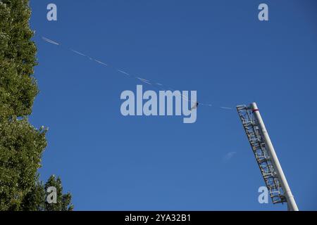 Deutschland, Berlin, 29.09.2024, Sonntagabend im Mauerpark, Seilakrobaten, Flutlichtmasten Kantian Stadion, Europa Stockfoto