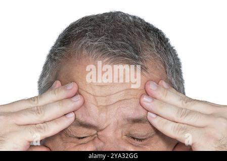 Ein Mann mit Kopfschmerzen hält seine Hände an die Stirn Stockfoto