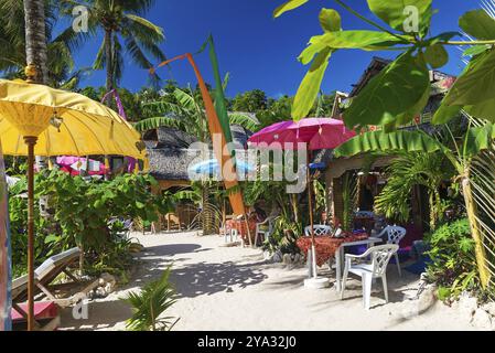 Tropische, farbenfrohe Strandbar auf der Insel boracay auf den philippinen Stockfoto