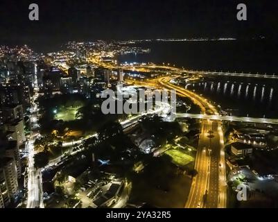 Florianopolis in Santa Catarina. Luftbild bei Nacht Stockfoto
