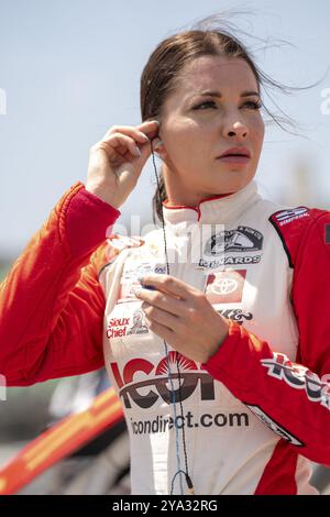 Amber Balcaen, Fahrer der NASCAR Craftsman Truck Series, bereitet sich auf das Rennen für die Dawn 150 in Kansas City, KC, USA, vor Stockfoto