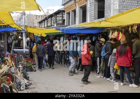 Leh, Indien, 02. April 2023: Menschen auf dem Moti-Markt im historischen Stadtzentrum Asiens Stockfoto