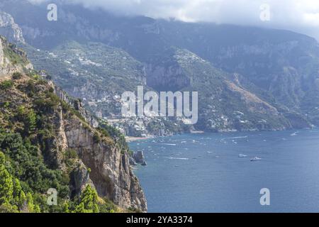 Amalfiküste, Italien. Unglaubliche Straße und Landschaft Stockfoto