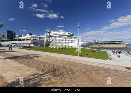 Promenade und Rasen mit bunten Stühlen neben einem Kreuzfahrtschiff, Old Port, Montreal, Provinz Quebec, Kanada, Nordamerika Stockfoto