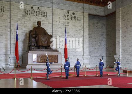 Taipei, Taiwan, 08. Januar 2015: Zeremonie des Wachwechsels in der Chiang Kai-Shek Gedenkhalle in Asien Stockfoto