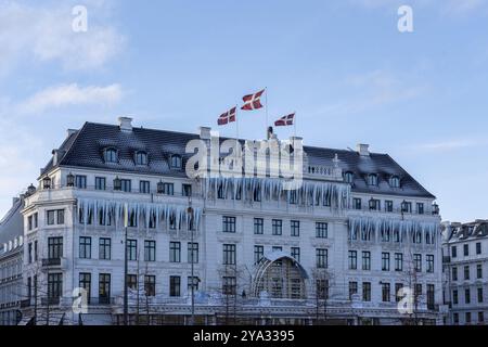 Kopenhagen, Dänemark, 4. Januar 2024: Außenansicht des Hotels d'Angleterre, das mit traditioneller Weihnachtsdekoration dekoriert ist, Europa Stockfoto