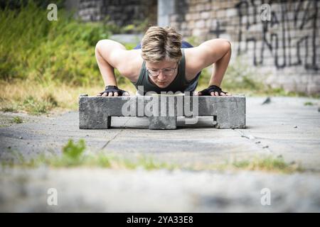 Aktive 36-jährige weiße Frau, die unter einer Brücke im Freien plankt, Brüssel, Belgien, Europa Stockfoto