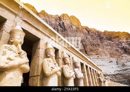 Tempel Der Hatchepsut. Die Gräber der Adligen, die sich an den Klippen des Westjordanlands befinden, waren einst die Gouverneure der Insel Elephantine. Ägypten Stockfoto