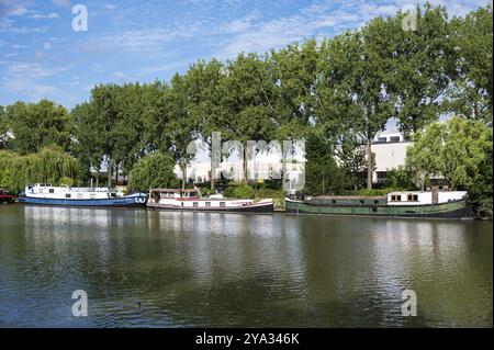 Anderlecht, Region Brüssel-Hauptstadt, Belgien, 07 02 2022, Hausboote am Ufer des Kanalmeers Schelde, Europa Stockfoto