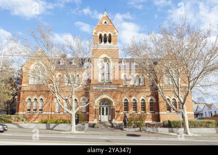 MELBOURNE, AUSTRALIEN, 18. AUGUST 2024: Victorian Academy of Teaching and Leadership Architecture in der Queensberry Street an einem warmen Wintertag in North Stockfoto