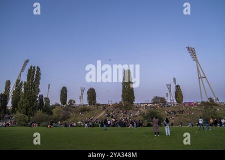 Deutschland, Berlin, 29.09.2024, Sonntagabend im Mauerpark, Seilakrobaten, Flutlichtmasten Kantian Stadion, Europa Stockfoto