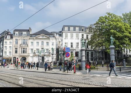 Brüssel Altstadt, Region Brüssel Hauptstadt, Belgien, 05 01 2019, Erwachsene und Kinder spazieren und spielen über die Rue de la Regence Regency Street und Stockfoto