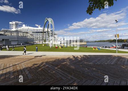 Promenade und Rasen mit bunten Stühlen neben einem Kreuzfahrtschiff, Old Port, Montreal, Provinz Quebec, Kanada, Nordamerika Stockfoto