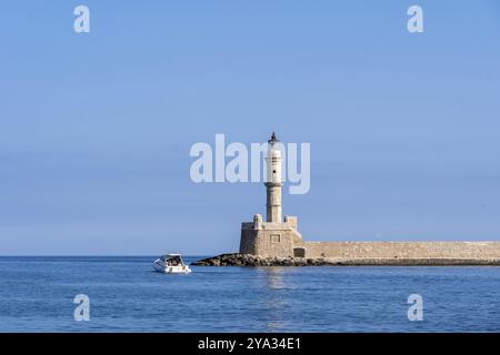 Chania, Griechenland, 22. September 2021: Der historische Leuchtturm im alten Hafen, Europa Stockfoto