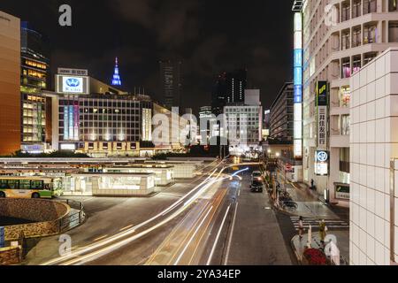 Shinjuku, Japan, 18. Mai 2019: Bahnhof Shinjuku mit Busbahnhof in Tokios geschäftigem Stadtteil Shinjuku bei Nacht, Asien Stockfoto