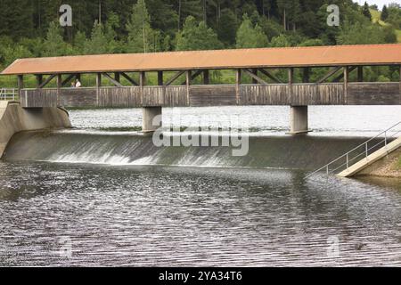 Die Brücke überquert den Nagold-Damm im Schwarzwald in Baden-Württemberg Stockfoto