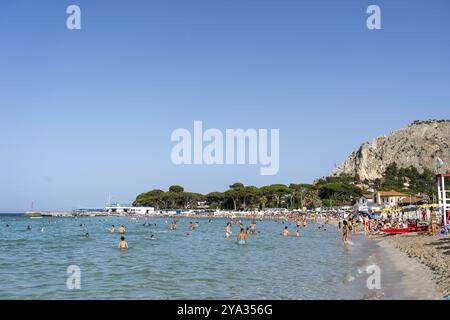 Mondello, Italien, 17. Juli 2023: Menschen am beliebten Mondello Beach, Europa Stockfoto