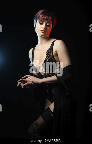 Modeporträt einer 23-jährigen weißen Frau mit kurzen, gefärbten Haaren, Brüssel, Belgien, Europa Stockfoto