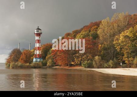 Herbst an der Elbe bei Hamburg mit dem Leuchtturm Wittenbergen am Elbstrand Wittenbergen im Hamburger Stadtteil Rissen. Abendlicht mit Stockfoto