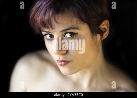 Modeporträt einer 23-jährigen weißen Frau mit kurzen, gefärbten Haaren, Brüssel, Belgien, Europa Stockfoto