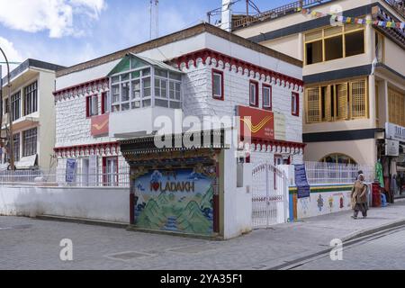 Leh, Indien, 02. April 2023: Außenansicht des Postamts auf dem Hauptmarkt in Asien Stockfoto