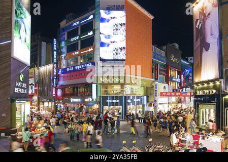 Myeongdong Einkaufsstraße im Zentrum von seoul südkorea bei Nacht Stockfoto