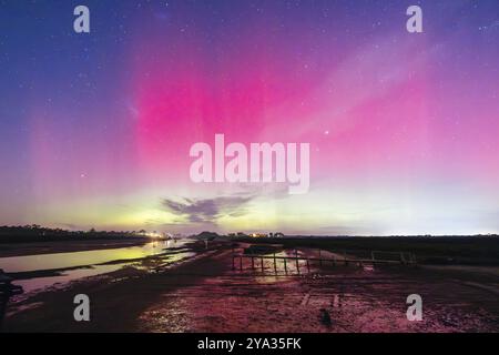 MELBOURNE, AUSTRALIEN, 12. AUGUST: Die erhöhte Sonnenaktivität führt dazu, dass die Aurora Australis in den südlichen Gebieten Australiens sichtbar ist. Dieses Bild ta Stockfoto