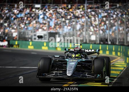 MELBOURNE, AUSTRALIEN, 22. MÄRZ: Lewis Hamilton aus Großbritannien fährt das Mercedes AMG Petronas F1 Team W15 während des ersten Trainings im Austral 2024 Stockfoto