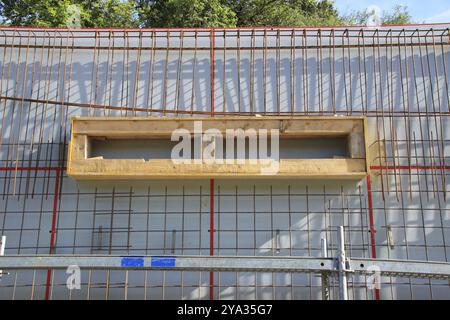 Die Fensteröffnung in einer Fassade ist für die Betonierung vorbereitet Stockfoto