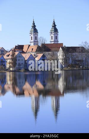 Blick auf die Stadt Bad Waldsee. Die Türme der Stiftskirche spiegeln sich im Stadtsee Stockfoto