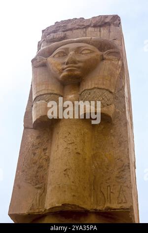 Tempel Der Hatchepsut. Die Gräber der Adligen, die sich an den Klippen des Westjordanlands befinden, waren einst die Gouverneure der Insel Elephantine. Ägypten Stockfoto