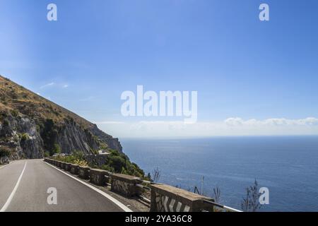 Amalfiküste, Italien. Unglaubliche Straße und Landschaft Stockfoto