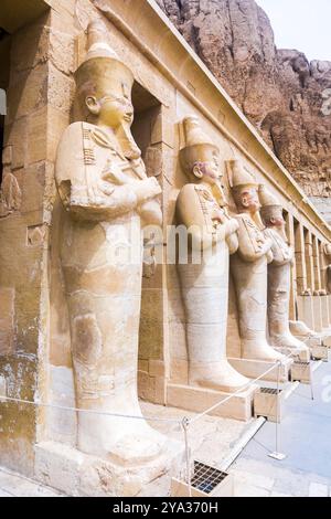 Tempel Der Hatchepsut. Die Gräber der Adligen, die sich an den Klippen des Westjordanlands befinden, waren einst die Gouverneure der Insel Elephantine. Ägypten Stockfoto