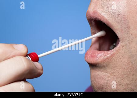 Man verwendet ein DNA-Reagenzglas und einen Wattestäbchen, Wischtest COVID 19 Stockfoto