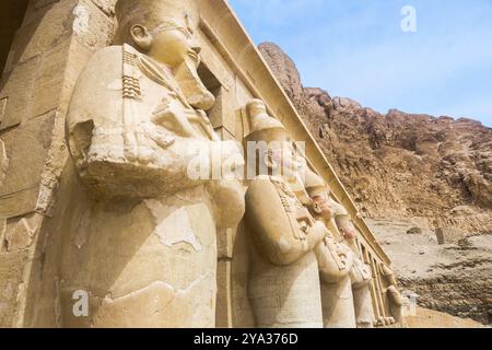 Tempel Der Hatchepsut. Die Gräber der Adligen, die sich an den Klippen des Westjordanlands befinden, waren einst die Gouverneure der Insel Elephantine. Ägypten Stockfoto