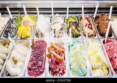 Klassische italienische Gourmet gelato gelatto Eis Anzeige im Shop Stockfoto