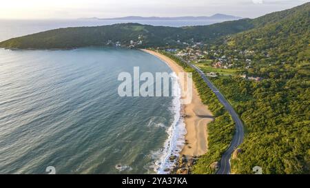 Balneario Camboriu in Santa Catarina. Taquaras Beach und Laranjeiras Beach in Balneario Camboriu. Luftaufnahme in der Landschaft. Brasilien Stockfoto