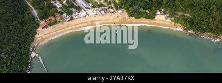 Balneario Camboriu in Santa Catarina. Taquaras Beach und Laranjeiras Beach in Balneario Camboriu. Luftaufnahme in der Landschaft. Brasilien Stockfoto