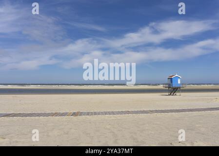 Einsamer Sandstrand mit Rettungsschwimmerturm, an der deutschen Nordseeküste Stockfoto